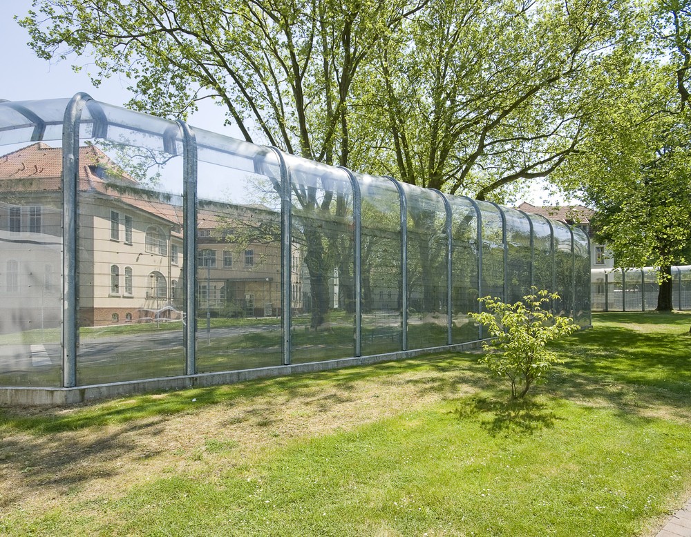 Eine speziell entwickelte, polizeilich geprüfte Wand aus Sicherheitskunststoff von fünfeinhalb Metern Höhe am LWL-Zentrum für Forensische Psychiatrie.